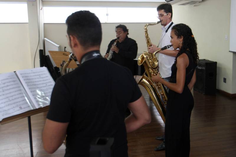 Durante o recital de boas vindas da Escola de Música da Universidade Federal do Pará, ela chamava atenção pela desenvoltura. Pequena e de aparência frágil, Raíza Rocha, 23 anos (foto), surpreendeu ao escolher o saxofone mais pesado e complexo de tocar. O teste para a orquestra da UFPA foi só mais um desafio, entre os muitos que a jovem moradora da ilha de Mosqueiro, de onde vem de segunda a sábado para cursar as aulas de música, tem que enfrentar diariamente.
FOTO: IGOR BRANDÃO / AG. PARÁ
DATA: 14.02.2018
BELÉM - PARÁ <div class='credito_fotos'>Foto: IGOR BRANDÃO / AG. PARÁ | <a href='/midias/2018/originais/cd9b586e-5b15-4f0b-b5fa-8515e9a771c0.jpg' download><i class='fa-solid fa-download'></i> Download</a></div>