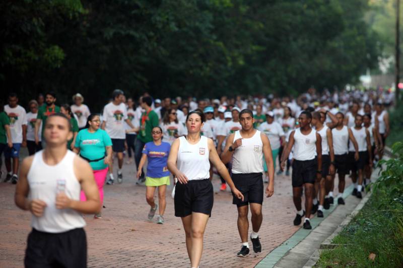 “Foi uma semana produtiva, de muito trabalho, de interação com a sociedade, e culminou com a caminhada sustentável (foto), que por sua vez foi extremamente bem-sucedida para mostrarmos que sustentabilidade também envolve saúde”. As palavras do titular da Secretaria de Estado de Meio Ambiente e Sustentabilidade (Semas), Thales Belo, encerraram uma programação vasta do Governo do Pará em alusão à Semana Mundial do Meio Ambiente.

FOTO: SIDNEY OLIVEIRA / AG. PARÁ
DATA: 09.06.2018
BELÉM - PARÁ <div class='credito_fotos'>Foto: Sidney Oliveira/Ag. Pará   |   <a href='/midias/2018/originais/cda894e7-e4d4-4acb-acd3-638d04345abe.jpg' download><i class='fa-solid fa-download'></i> Download</a></div>