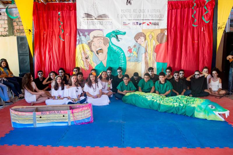 Alunos da Escola Municipal Senador Álvaro Adolfo, localizada em Ananindeua (Região Metropolitana de Belém), abriram a programação do Sarau Literário (foto) na manhã desta segunda-feira (4), que contou com a presença do escritor paraense Paulo Maués, cuja obra foi resignificada pelos estudantes. O Sarau é uma programação dentro da Feira Pan-Amazônica do Livro, promovida pela Imprensa Oficial do Estado, Núcleo de Articulação e Cidadania (NAC) e Secretaria de Estado de Cultura (Secult), por meio dos projetos Livro Solidário e Pan-Amazônica nas Escolas. Os livros “Festa no Cemitério”, “A Loira do Banheiro” e “História da Cobra Grande” serviram de inspiração para que os jovens desenvolvessem releituras em forma de dança, teatro e música. A aluna Raquel dos Santos Rodrigues, 13 anos, que cursa o 7º ano, junto com outras estudantes deu as boas-vindas ao público mostrando coreografias inspiradas em mitos da natureza presentes nos livros do escritor. “Foi um convite da professora, e como eu gosto de participar das atividades da escola, me prontifiquei. Bateu um nervoso na hora, mas deu tudo certo”, contou Raquel.

FOTO: FERNANDO SETTE / ASCOM IOE
DATA: 04.06.2018
BELÉM - PARÁ

 <div class='credito_fotos'>Foto: FERNANDO SETTE CÂMARA / ASCOM IOE   |   <a href='/midias/2018/originais/cda8b096-5a0f-43d4-a9ab-dbe05248c5bf.jpg' download><i class='fa-solid fa-download'></i> Download</a></div>