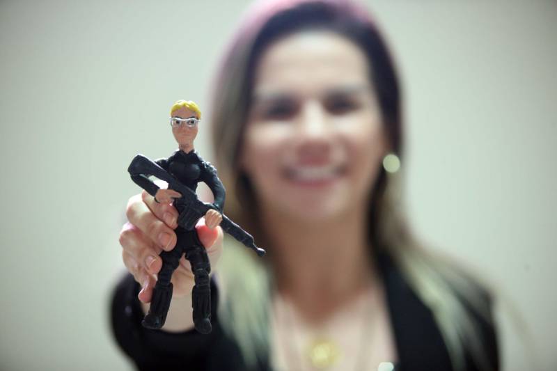 Quando o assunto envolve homens e mulheres, ainda é comum ouvir que a igualdade entre os gêneros esbarra no limite da força física. Fernanda Maués, de 31 anos, vem desmistificar essa máxima e mostrar que isso pode ser um grande mito. Delegada da Divisão Estadual de Narcóticos (Denarc) há dois anos, ela foi a primeira mulher a integrar o grupamento tático da Polícia Civil, o Grupo de Pronto-Emprego (GPE), conhecido por testes físicos de alto nível de dificuldade, que envolvem instruções de patrulhamento e defesa pessoal, rapel, entrada em ambiente confinado, tiro tático, manutenção de armamento, entre outras. Logo no primeiro dia de curso, um grande desafio: se desapegar de um símbolo da vaidade feminina, o cabelo. Em posição de formação, com a mochila nas costas, Fernanda e os outros 14 homens, dois delegados como ela e 12 investigadores, recebiam instrução sobre como seriam aquelas seis semanas. Foi quando ela teve que fazer uma escolha.

FOTO: MARCELO LELIS / AG. PARÁ
DATA: 29.05.2018
BELÉM - PARÁ <div class='credito_fotos'>Foto: Marcelo Lelis / Ag. Pará   |   <a href='/midias/2018/originais/cdabed94-351c-440c-a2e9-8ca02169ee84.jpg' download><i class='fa-solid fa-download'></i> Download</a></div>