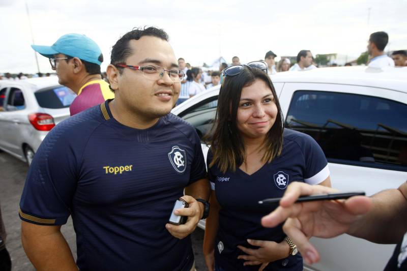 Foram exatos dois meses tentando assistir ao seu primeiro Re x Pa em 2018. Neste domingo, finalmente, a estudante Hendrea Souza (d) convenceu o noivo, Arthur Pantoja (e), a levá-la ao Estádio Olímpico do Pará, o Mangueirão. E logo numa final. "Só trouxe porque vim no domingo passado e vi algumas mudanças no esquema de segurança", disse Arthur. "Tem mais policiais e a bebedeira em volta do estádio praticamente acabou", afirmou. As mudanças realmente aconteceram a partir do clássico do último dia primeiro e já surtiram efeito. A chamada “Operação Mangueirão” pôs em prática ações de ordenamento no entorno do estádio, com início a partir das 7h30 e encerramento às 20h. A operação determina a delimitação de espaço para atuação de vendedores ambulantes, proibição de veículos com sons automotivos ao redor do estádio e de barracas irregulares, seis pontos de bloqueio e dois para o ingresso de comerciantes e orientações ao público.
FOTO: THIAGO GOMES / AG. PARÁ
DATA: 08.04.2018
BELÉM - PARÁ <div class='credito_fotos'>Foto: Thiago Gomes /Ag. Pará | <a href='/midias/2018/originais/cdafad9c-1cc0-440e-a5fe-af09cd358597.jpg' download><i class='fa-solid fa-download'></i> Download</a></div>