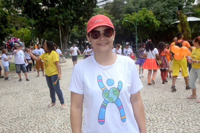 A rara Síndrome de Cri du Chat, também conhecida como Síndrome do Miado do Gato, mobilizou a sociedade neste sábado (5), durante uma caminhada na Praça Batista Campos, em Belém. A ação é alusiva ao Dia Internacional da Síndrome de Cri du Chat e busca conscientizar a população sobre a anomalia. Pais e profissionais da área da saúde participaram da ação educativa que contou com distribuição de panfletos informativos e uma caminhada pelo local. "Por ser rara, é muito difícil identificar a síndrome. Em Belém, temos conhecimento de apenas dois casos. Nossa intenção é sensibilizar os profissionais da área da saúde para que o diagnóstico seja precoce, já que os casos demoram anos para ter o diagnóstico fechado", explica a fonoaudióloga da Coordenadoria de Educação Especial (COEES), Priscila Salgado (foto), mãe de uma criança portadora da síndrome.
FOTO: ELISEU DIAS / ASCOM SEDUC
DATA: 05.05.2018
BELÉM - PARÁ <div class='credito_fotos'>Foto: Eliseu Dias / Ascom Seduc | <a href='/midias/2018/originais/cdb3a865-9a5d-4f46-97e5-01b36fe7cd28.jpg' download><i class='fa-solid fa-download'></i> Download</a></div>