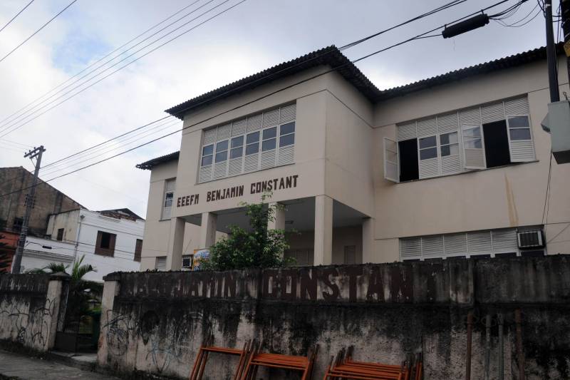 A Secretaria de Estado de Educação vai autorizar, nesta quinta-feira (8), 22 novas obras de reforma e ampliação de escolas localizadas em Belém e no interior do Estado. É mais uma etapa do Programa de Melhoria da Qualidade e Expansão da Educação Básica, financiado com recursos do Banco Interamericano de Desenvolvimento (BID) e do Tesouro do Estado. O pacote representa investimento total de 53,710 milhões de reais. As obras fazem parte, também, da agenda prioritária do Programa Municípios Sustentáveis, que nesta quarta-feira (7), iniciou a terceira reunião do Fórum Permanente de Prefeitas e Prefeitos dos Municípios Sustentáveis. Com um programa que inclui conferências, painéis e entregas de ambulâncias, entre outras atividades, o evento, presidido pelo governador Simão Jatene, reúne em Belém secretários de Estado e prefeitos. Na foto, reforma na escola estadual Benjamin Constant.
FOTO: FERNANDO NOBRE / ASCOM SEDUC
DATA: 07.02.2018
BELÉM - PARÁ <div class='credito_fotos'>Foto: FERNANDO NOBRE/ASCOM SEDUC | <a href='/midias/2018/originais/cdb6d4df-70d8-4621-90d1-8fb7ebce9dd2.jpg' download><i class='fa-solid fa-download'></i> Download</a></div>