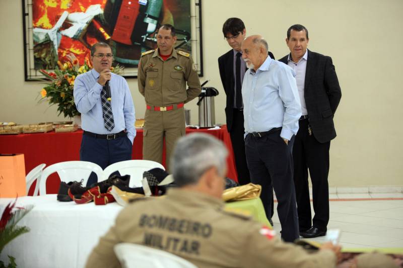 O governador Simão Jatene foi homenageado nesta sexta-feira, 14, com um café da manhã no Quartel do Corpo de Bombeiros Militar do Pará. A homenagem foi feita pela cúpula da Segurança Pública do Estado.

FOTO: MÁCIO FERREIRA / AG. PARÁ
DATA: 14.12.2018
BELÉM - PARÁ <div class='credito_fotos'>Foto: MÁCIO FERREIRA/ AG. PARÁ   |   <a href='/midias/2018/originais/cdbe4fcd-c977-40b4-a916-91e94da06483.jpg' download><i class='fa-solid fa-download'></i> Download</a></div>