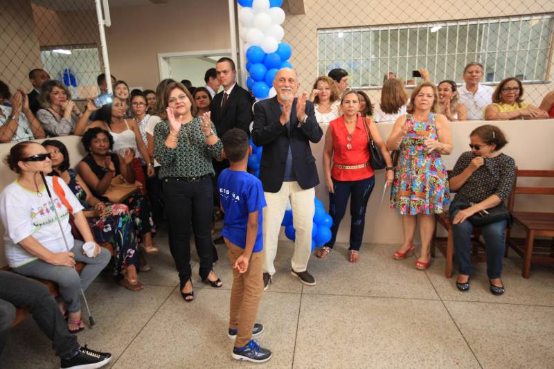 "Hoje vim para uma agenda de inauguração, mas vivi uma experiência de amor, que emana em cada ação dos alunos, professores, direção e de cada um que faz parte desta escola que se torna tão especial porque tem alma". A declaração foi feita pelo governador Simão Jatene (foto), nesta terça, 27, durante a inauguração da obra de reforma e ampliação da Escola Álvares de Azevedo, localizada no Bairro de Batista Campos, em Belém. O governador transformou a inauguração em uma grande confraternização. Passou a tarde na Escola e fez questão de cantar e dançar com os alunos, que expressaram muita gratidão pela obra. Atendendo atualmente 436 alunos, a “Álvares de Azevedo” é uma Unidade Especializada dedicada à educação de estudantes com deficiência visual, e que trabalha nos eixos da educação e da habilitação.
FOTO: MÁCIO FERREIRA / AG. PARÁ
DATA: 27.03.2018
BELÉM - PARÁ <div class='credito_fotos'>Foto: MÁCIO FERREIRA/ AG. PARÁ | <a href='/midias/2018/originais/cdc83351-c82e-473c-be4b-8d0c71cdc71c.jpg' download><i class='fa-solid fa-download'></i> Download</a></div>