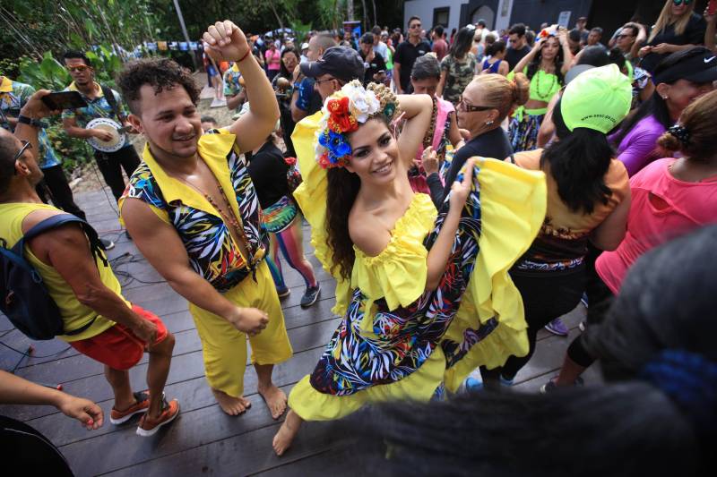 Uma reabertura feita a milhares de mãos. A fita inaugural colocada no inicio da trilha principal do Parque do Utinga foi rompida por mais de cinco mil pessoas ansiosas pelo inicio da caminhada, marcando o segundo dia da programação de reabertura do mais novo espaço paraense de lazer e interatividade com a natureza.
FOTO: MÁCIO FERREIRA / AG. PARÁ
DATA: 17.03.2018
BELÉM - PARÁ <div class='credito_fotos'>Foto: MÁCIO FERREIRA/ AG. PARÁ | <a href='/midias/2018/originais/cdc892d2-bbcc-4fe0-9f37-3428118094ee.jpg' download><i class='fa-solid fa-download'></i> Download</a></div>