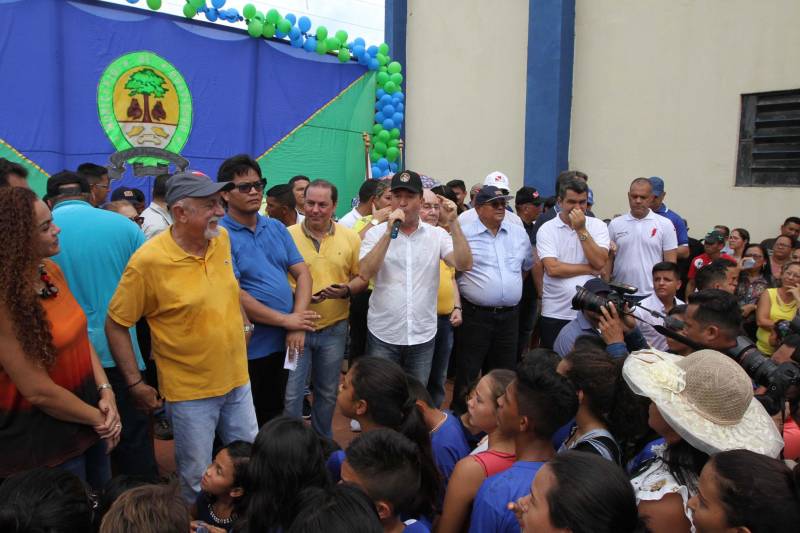 "Agora a população terá um lugar mais organizado, com mais higiene para comprar seu pescado e a sua carne. E pra gente que possui restaurante é melhor ainda, pois além da facilidade de adquirir os alimentos, o mercado também atrai clientes", comemorou Jaqueline Cardoso, 20 anos, que possui um ponto de venda de comidas em frente ao Mercado Municipal José Noronha Monteiro, no distrito de Boa Vista, em Quatipuru, no nordeste paraense. O espaço foi entregue oficialmente à população nesta segunda-feira (19), assim como as obras de pavimentação asfáltica da PA-446 e de cinco pontes em concreto ao longo da rodovia. A cerimônia contou com a presença do governador Simão Jatene, parlamentares, prefeitos da região entre outras autoridades locais. "Essas são importantes obras que vão beneficiar não só a população de Quatipuru, mas de toda a região. E faço questão de ressaltar que em todas elas existe o dinheiro dos impostos que todos nós paraenses pagamos. Esse é o retorno que fazemos questão de dar à população. Nós gestores somos apenas instrumentos desse grande desenvolvimento, quem financia é o povo", afirmou o governador Simão Jatene.
FOTO: CRISTINO MARTINS / AG. PARÁ
DATA: 19.03.2018
QUATIPURU - PARÁ <div class='credito_fotos'>Foto: Cristino Martins/Ag. Pará | <a href='/midias/2018/originais/cdd0c570-d1d4-47c3-b984-05aa3106b66a.jpg' download><i class='fa-solid fa-download'></i> Download</a></div>
