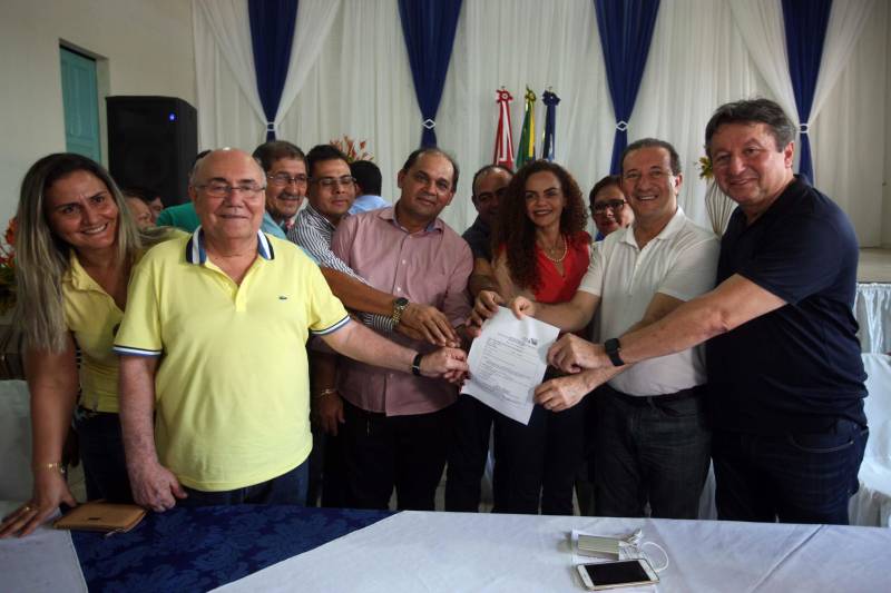 Já durante o evento em Augusto Corrêa, realizado no Centro Nossa Senhora de Nazaré e no Hospital Municipal, o prefeito Filho Barreto lembrou que o município sempre foi beneficiado com obras pela gestão estadual. Desta vez, além do investimento de quase R$ 2 milhões em 4 km de pavimentação, o Governo do Pará também conseguiu um convênio para o asfaltamento da PA-462, que liga o município à Viseu, e ainda a reforma de duas escolas estaduais, o que totaliza cerca de R$ 35 milhões em recursos.
FOTO: SIDNEY OLIVEIRA / AG. PARÁ
DATA: 14.06.2018
AUGUSTO CORRÊA - PARÁ <div class='credito_fotos'>Foto: Sidney Oliveira/Ag. Pará | <a href='/midias/2018/originais/cdd8d134-c74b-4713-a363-46a550bb123f.jpg' download><i class='fa-solid fa-download'></i> Download</a></div>