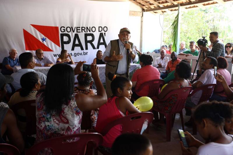 “Ter a posse da terra é a certeza de que nunca iremos perder o nosso direito, que nossos filhos e nossos netos poderão dar continuidade a nossa história em segurança. Foram anos de luta até chegar esse dia, agraciados com a assinatura do nosso título de terra. Só temos a agradecer a todos que fizeram parte disso e a cada um que lutou junto para que hoje isso se tornasse realidade”. A fala emocionada foi de seu Mário Araújo Silva, presidente da Associação Remanescente de Quilombo Espírito Santo, localizada no município do Acará, no nordeste do Estado. Ele assinou, neste sábado (24), junto com o governador Simão Jatene (foto), o título que dá a posse da terra a comunidade. A fala do presidente traduz o sentimento das dezenas de famílias que moram no local, que agora tem a posse legítima do local onde seus antepassados viveram. “Sou filho de mãe negra. Nasci aqui como minha vó, bisavó, que fazem parte da história dessa comunidade que já existe a mais de 300 anos.
FOTO: SIDNEY OLIVEIRA / AG. PARÁ
DATA: 24.03.2018
ACARÁ - PARÁ <div class='credito_fotos'>Foto: Sidney Oliveira/Ag. Pará | <a href='/midias/2018/originais/cdddc2f4-f9f9-4734-a8cd-cc0096b33631.jpg' download><i class='fa-solid fa-download'></i> Download</a></div>