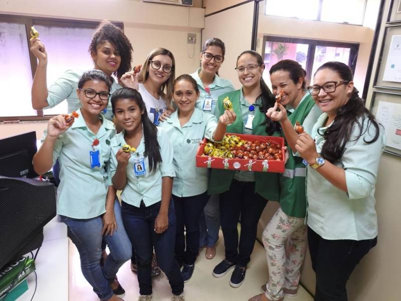 “Ela é muito bonita”. Assim a pequena Evelin Victhória Brigel Sousa, 4 anos, definiu a nova boneca que ganhou, na tarde desta quinta-feira (29), no Hospital Regional Público da Transamazônica (HRPT), em Altamira, no sudoeste do Pará. A menina se recupera na clínica pediátrica da unidade e foi uma das crianças presenteadas pelos “brinquedos de Páscoa”, em uma ação do Grupo de Trabalho de Humanização. A direção reuniu brinquedos doados pelos próprios colaboradores e entregou às crianças internadas no hospital, na clínica e na UTI pediátricas. Os usuários que puderam ainda assistiram a uma sessão de cinema na brinquedoteca, acompanhados dos pais, que aprovaram a iniciativa.
FOTO: ASCOM / HRPT
DATA: 29.03.2018
ALTAMIRA - PARÁ <div class='credito_fotos'>Foto: ASCOM HRPT | <a href='/midias/2018/originais/cde574c0-2079-4c16-b73a-80c5e52ee295.jpg' download><i class='fa-solid fa-download'></i> Download</a></div>