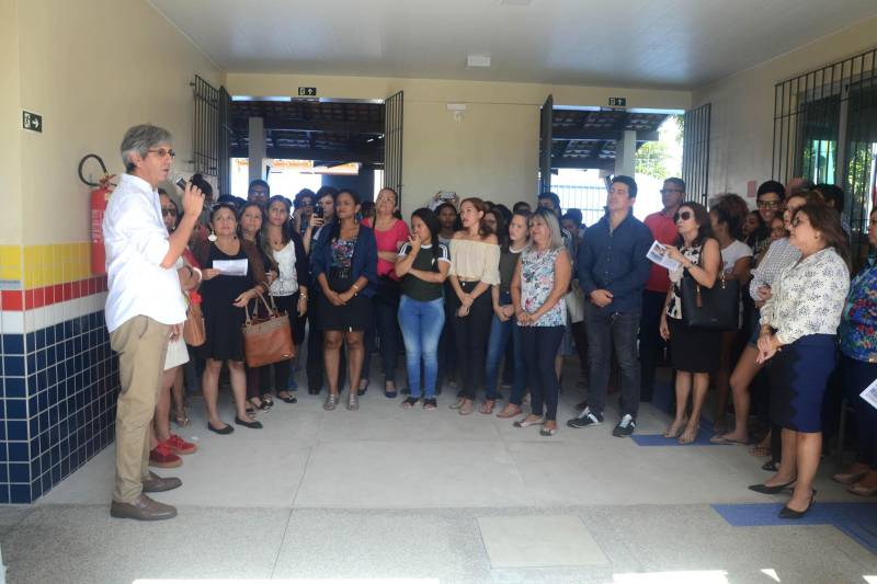 O Governo do Estado entregou, nesta quarta-feira (13), a obra da Escola Estadual de Ensino Fundamental e Médio Professora Consuelo Coelho de Souza, localizada em Ananindeua.  A entrega à comunidade  foi presidida pela Secretária de Estado  de Educação, Ana Claudia Serruya Hage, que representou o Governador Simão Jatene. O evento reuniu os secretários adjuntos da Seduc, educadores, estudantes e  pessoas da comunidade 40 Horas. A escola foi integralmente reformada, ganhou três novas salas de aula e outros ambientes necessários ao funcionamento da administração e de atividades pedagógicas. Estão matriculados 785  alunos, sendo 230 alunos do Ensino Fundamental Maior e 555 do Ensino Médio. As aulas serão ministradas nos três turnos; duas turmas vão atender alunos  do Projeto Mundiar. A obra faz parte do Programa de Melhoria da Qualidade e Expansão da Educação Básica; foram investidos R$ 2,339 milhões de reais, oriundos do financiamento obtido pelo Governo do Estado junto ao Banco Interamericano de Desenvolvimento (BID). Na foto, o gerente do Escritório de Projetos da Seduc, Paulo  Machado.

FOTO: ELISEU DIAS / ASCOM SEDUC
DATA: 13.06.2018
BELÉM - PARÁ <div class='credito_fotos'>Foto: Eliseu Dias / Ascom Seduc   |   <a href='/midias/2018/originais/cdec9592-22fc-4551-a8fa-383496f45365.jpg' download><i class='fa-solid fa-download'></i> Download</a></div>