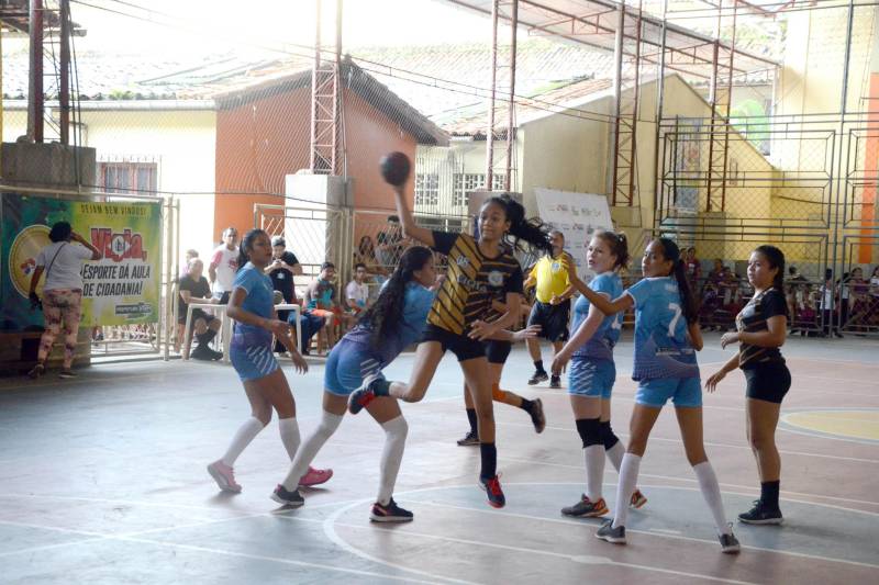 Os times de Handebol Masculino e Feminino Categoria B (alunos de 15 a 17 anos) das escolas de Vigia, no nordeste do estado, foram os primeiros campeões dos Jogos Estudantis Paraenses (Jeps) etapa Regional Vigia, que ocorre até este sábado, 5, no município. A primeira partida pelas finais, na sexta-feira, 4, foi entre as alunas-atletas da Escola Municipal Rosa Atayde do município de Augusto Corrêa e da Escola Estadual Bertoldo Nunes, de Vigia. A vitória do time da casa foi pelo placar elástico de 14x8. Emblemática, a 60ª edição dos JEPS tem forte tradição no Pará. Na foto, time de handebol feminino da cidade de Vigia.
FOTO: FERNANDO NOBRE / ASCOM SEDUC
DATA: 05.05.2018
VIGIA - PARÁ <div class='credito_fotos'>Foto: FERNANDO NOBRE/ASCOM SEDUC | <a href='/midias/2018/originais/cdeffea9-9fe0-434e-8b9d-da1b7b233a98.jpg' download><i class='fa-solid fa-download'></i> Download</a></div>