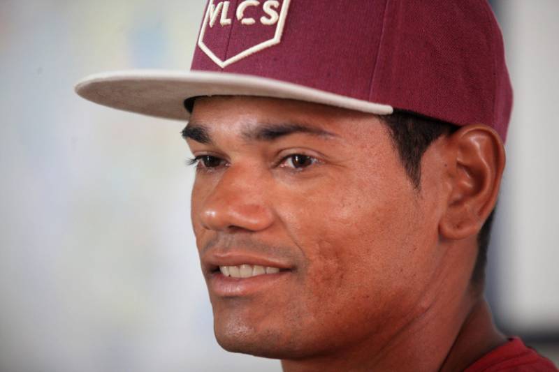 Rafael Correa (foto) começou no surf aos 12 anos, como uma brincadeira com os primos. Mas a seriedade com o esporte veio quando se mudou para o município de Salinópolis, no nordeste paraense, para morar com o pai na cidade banhada pelo Oceano Atlântico. Hoje, aos 28 anos, foi contemplado pela segunda vez com a Bolsa Atleta.
FOTO: SIDNEY OLIVEIRA / AG. PARÁ
DATA: 17.11.2018
BELÉM - PARÁ <div class='credito_fotos'>Foto: Sidney Oliveira/Ag. Pará | <a href='/midias/2018/originais/cdf70e85-e55f-4352-94b1-d88cab2d36b4.jpg' download><i class='fa-solid fa-download'></i> Download</a></div>