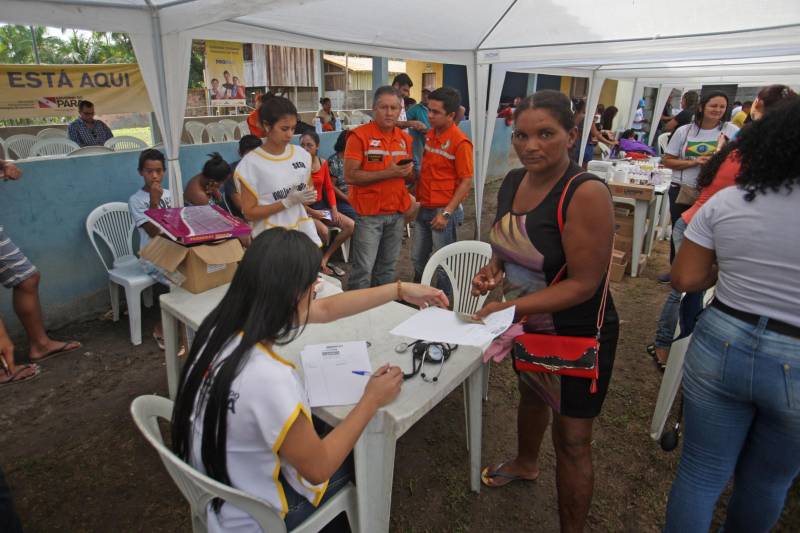 Aos 22 anos, Cláudio Cardoso está desempregado e procura um trabalho para sustentar o filho. Neste domingo (11) ele aproveitou a presença da Caravana Pro Paz no município de Barcarena, distante 15 quilômetros da capital, para retirar seus documentos e até aproveitou para cortar os cabelos. Na segunda-feira (12) pretende sair em busca de um emprego. Ele é um dos mil beneficiados pelos atendimentos feitos na cidade pela Caravana Pro Paz, uma ação do Governo do Pará, que busca garantir o acesso da população mais carente a serviços de atenção às necessidades básicas do cidadão, como atendimentos médicos, exames, vacinação, entre outros, com ações de mobilização em diversas regiões e municípios, a fim de fortalecer a cidadania paraense. “Os documentos e aparências são muito importantes para conseguir um trabalho, por isso estou aproveitando para fazer tudo para na segunda-feira continuar procurando emprego”, comentou Claudio. Ele está separado e quer encontrar um trabalho para sustentar o filho. A Caravana Pro Paz está iniciando os trabalhos em 2018 por Barcarena, nas comunidades de Vila Nova, Bom futuro e Burajuba afetadas pelo transbordamento de rejeitos da Hydro Alunorte, no início deste mês. Os serviços de retirada de documentos (Certidão de Nascimento, RG, Registro Social, ID Jovem), atendimento médico (pediatria, ginecologia e clínica geral), consulta jurídica, exames vacinas e cortes de cabelo foram ofertados em parceria com a Prefeitura do município.
FOTO: IGOR BRANDÃO / AG PARÁ
DATA: 11.03.2018
BARCARENA - PARÁ <div class='credito_fotos'>Foto: IGOR BRANDÃO / AG. PARÁ | <a href='/midias/2018/originais/ce0ae9aa-3789-4b5d-bf04-c7c5ec7edb7d.jpg' download><i class='fa-solid fa-download'></i> Download</a></div>