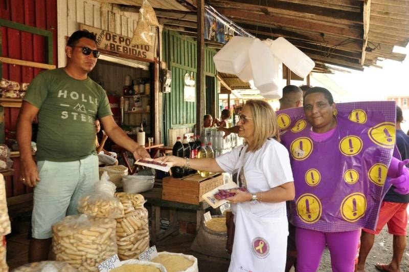 Durante todo o feriado de Carnaval, equipes da Secretaria de Estado de Saúde Publica (Sespa) percorreram diversos municípios paraenses para levar ações de saúde e prevenção aos principais pontos de concentração de foliões. Os técnicos distribuíram preservativos masculinos e femininos, orientaram os brincantes sobre as Infecções Sexualmente Transmissíveis (IST) e também sobre o combate ao Aedes aegipty, mosquito causador da dengue, zika e chikungunya.
FOTO: JOSÉ PANTOJA / ASCOM SESPA
DATA: 13.02.2018
BARCARENA - PARÁ <div class='credito_fotos'>Foto: José Pantoja / Ascom Sespa | <a href='/midias/2018/originais/ce0c5008-2fa5-4e4c-a9ca-ade97cba9e36.jpg' download><i class='fa-solid fa-download'></i> Download</a></div>
