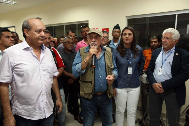 Nesta sexta-feira (6), um dia após completar 105 anos de emancipação, Marabá, município de forte vocação mineral e agrícola que o faz principal centro socioeconômico do sudeste paraense, recebeu importantes obras e serviços do Governo do Estado. Em destaque, investimentos nas áreas da saúde, educação, saneamento básico e segurança. As cerimônias contaram com a presença do governador Simão Jatene, parlamentares, prefeitos da região, entre outras autoridades. Durante a agenda de governo no município foi entregue oficialmente à população a nova Estação de Tratamento de Esgoto Sanitário (ETE) da Companhia de Saneamento do Pará (Cosanpa), o bloco IV do campus VIII da Universidade Estadual do Pará (Uepa, na foto) e mais de 90 veículos para unidades militares de Marabá e municípios da região. Além disso, também foi entregue à prefeitura 13 caminhões coletores de resíduos sólidos e assinado um termo aditivo para aquisição de equipamentos de hemodiálise para o Hospital Regional do Sudeste do Pará - Dr. Geraldo Veloso (HRSP), entre outros convênios.
FOTO: SIDNEY OLIVEIRA / AG. PARÁ
DATA: 06.04.2018
MARABÁ - PARÁ <div class='credito_fotos'>Foto: Agência Pará | <a href='/midias/2018/originais/ce148247-2050-4450-a3f1-c3880ed389c0.jpg' download><i class='fa-solid fa-download'></i> Download</a></div>