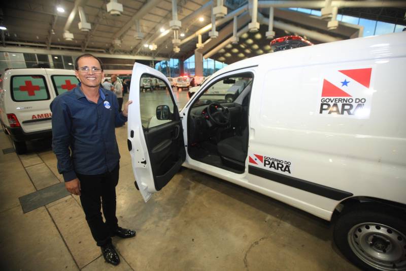 O primeiro dia do Fórum Permanente de Prefeitas e Prefeitos dos Municípios Sustentáveis contou com a participação de 85 prefeitos , 17 vices e 21 secretários municipais dos 141 municípios manifestaram interesse em adotar as diretrizes do programa. Para o governador Simão Jatene, esta grande participação simboliza a união de agentes públicos que colocaram os interesses coletivos acima dos interesses individuais para construir um estado melhor para todos. Com o tema “Gestão Compartilhada”, o evento traz as experiências e os desdobramentos das agendas governamentais que foram planejadas em parceria com as gestões municipais. Através da Secretaria Extraordinária de Municípios Sustentáveis (Semsu) Governo do Pará, por meio da Semsu, investe na capacitação dos municípios para a promoção de uma gestão fiscal eficiente. Para Izabela Jatene, este primeiro dia serviu para sinalizar o quanto os gestores estão preocupados com o equilíbrio da questão fiscal dos municípios e em desenvolver uma governança compartilhada para desenvolver seus municípios. Na foto, o prefeito de Rondon do Pará, Arnaldo Ferreira Rocha.
FOTO: THIAGO GOMES / AG. PARÁ
DATA: 07.02.2018
BELÉM - PARÁ <div class='credito_fotos'>Foto: Thiago Gomes /Ag. Pará | <a href='/midias/2018/originais/ce151323-59ac-4d73-b2b3-6704a3cf8b27.jpg' download><i class='fa-solid fa-download'></i> Download</a></div>