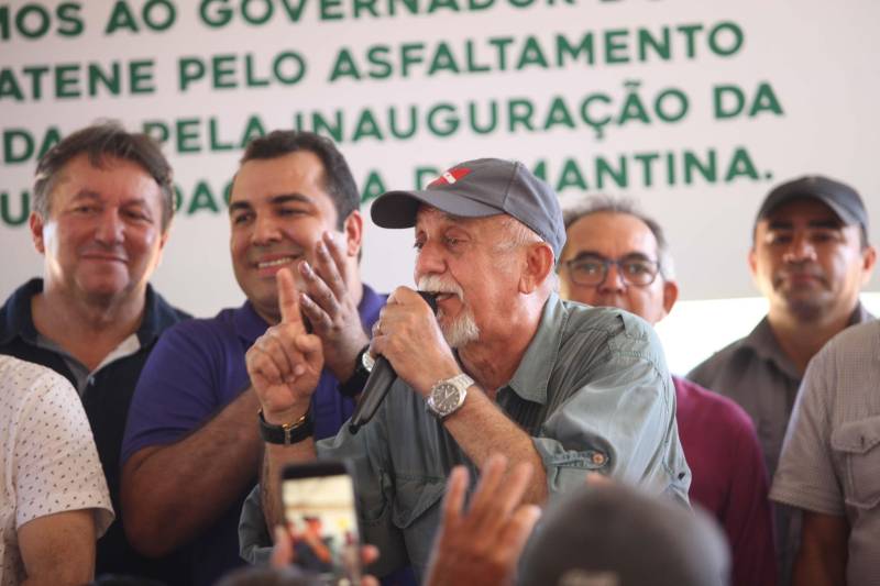 Também foram entregues nesta segunda (25) obras no distrito de Serra Pelada, em Curionópolis, sudeste do Estado. Uma das inaugurações foi a da Escola Estadual de Ensino Médio Joaquina Diamantina. A unidade de ensino teve investimento de R$ 220 mil em serviços nas redes elétrica e hidráulica, além de pintura, melhoria do forro e cobertura, assim como parte do piso, muro e calçada. Fundada em 1989, a escola foi praticamente reconstruída para atender com qualidade os 232 estudantes, nos turnos da tarde e à noite. São três salas de aula; bloco administrativo (sala da direção, sala dos professores e secretaria); uma copa cozinha, uma dispensa para armazenamento de alimentos da merenda escolar e banheiros masculino, feminino e de pessoa com deficiência (PCD). Em Curionópolis, o governador também entregou a pavimentação asfáltica de quatro quilômetros de vias urbanas, uma parceria com a Prefeitura de Curionópolis, dentro do Programa Asfalto na Cidade. Para esta obra, foram destinados R$ 1,7 milhão, que incluem serviços em terra, sub-base e base, pavimentação em CBUQ (Concreto Betuminoso Usinado a Quente) de três centímetros de espessura, meio-fio de concreto com lâmina d’água e sinalização horizontal. Curionópolis é um dos 99 municípios paraenses que assinaram com o governo o Termo de Asfalto, sendo que 33 já iniciaram as obras. Somados, os termos garantirão 529,6 km de pavimentação de vias urbanas – um investimento total de quase R$ 255 milhões do Tesouro Estadual.
FOTO: THIAGO GOMES / AG. PARÁ
DATA: 25.06.2018
CURIONÓPOLIS - PARÁ <div class='credito_fotos'>Foto: Thiago Gomes /Ag. Pará | <a href='/midias/2018/originais/ce17d1d9-7d5e-493d-9763-8127fe823c07.jpg' download><i class='fa-solid fa-download'></i> Download</a></div>