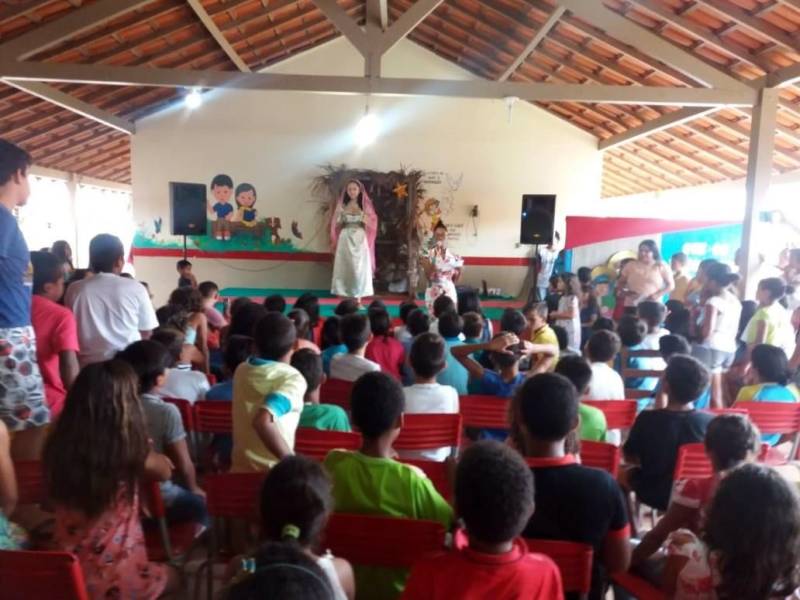 O Grupo de Trabalho de Humanização (GTH) do Hospital Geral de Tailândia (HGT) encerrou mais uma edição da campanha “Doe brinquedo e faça uma criança feliz”, com distribuição de brinquedos novos para crianças internadas e em atendimento no hospital, antecipando o Natal dessas famílias também com entrega de cestas natalinas. Os donativos foram arrecadados entre os colaboradores e comerciantes da cidade. As ações de Natal foram realizadas ao longo do mês de dezembro. Entre elas, a colaboração ao Projeto ‘Padrinho Solidário’, que atende cartas com pedidos de presentes de Natal feito por 70 alunos (foto) da Escola José Alfredo de Souza, localizada no bairro de Fátima. Houve ainda apresentação de peça teatral e muitas brincadeiras.

FOTO: ASCOM / HGT TAILÂNDIA
DATA: 24.12.2018
TAILÂNDIA - PARÁ <div class='credito_fotos'>Foto: ASCOM HGT TAILÂNDIA   |   <a href='/midias/2018/originais/ce1a05f7-2c01-4bf1-a74b-65d31575c6a2.jpg' download><i class='fa-solid fa-download'></i> Download</a></div>