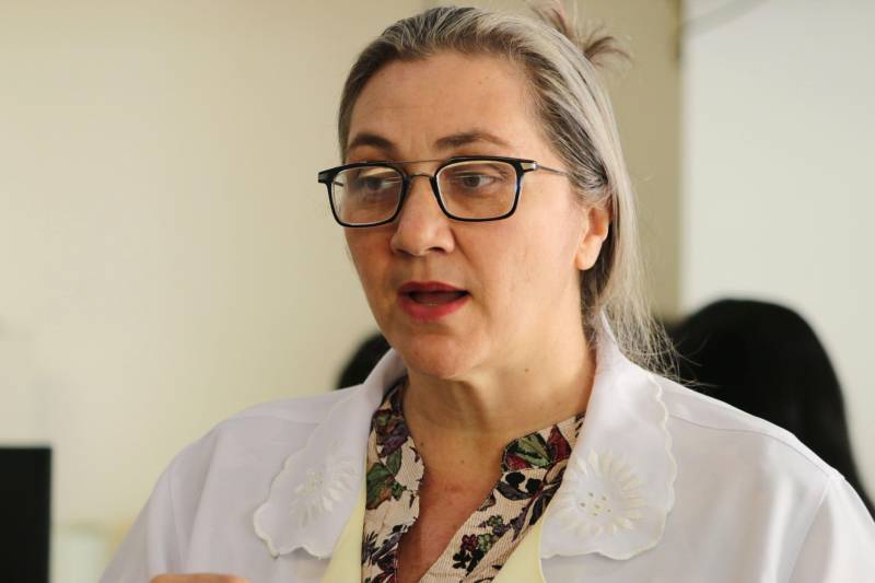 Os colaboradores do Hospital Jean Bitar, em Belém, tiveram uma experiência inédita ao testemunharem o casamento da paciente Terezinha Santa Rosa de Souza, 58, com seu companheiro há 38 anos, o mestre de obras Manoel Monteiro, de 68 anos. Internada desde o dia 10 deste mês, a dona de casa é diabética, hipertensa, cardiopata e com doença arterial periférica, que vem se agravando e, por conta disso, o casal decidiu que já era hora de realizar o antigo sonho de casar. Na foto, a assistente social Marta Pamplona.
FOTO: ASCOM HJB
DATA: 20.03.2018
BELÉM - PARÁ <div class='credito_fotos'>Foto: ASCOM HJB | <a href='/midias/2018/originais/ce240fd0-e330-4298-8b7c-147ca37cbfc3.jpg' download><i class='fa-solid fa-download'></i> Download</a></div>