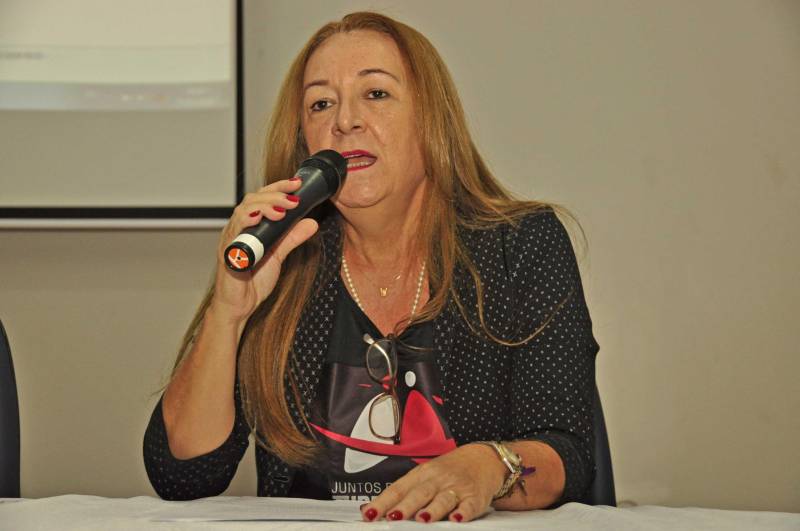 O Pará ocupa o sexto lugar no ranking brasileiro em incidência da tuberculose, segundo dados do Ministério da Saúde, ficando atrás do Amazonas, Rio de Janeiro, Pernambuco, Rio Grande do Sul e São Paulo. É, ainda, o segundo da região Norte em número de casos, que chegou a 3.332 novas confirmações, quantidade inferior aos 3.589 registrados em 2016. Entre as capitais brasileiras, Belém é a quinta com maior número de pacientes, chegando a 64 para cada 100 mil habitantes só em 2017, superada por Manaus, Rio de Janeiro, Recife e Porto Alegre. Essa realidade da tuberculose no Estado e no Brasil foi discutida durante o VIII Seminário Estadual Alusivo ao Dia Mundial de Luta contra a Tuberculose, realizado nesta sexta-feira, 23, e que teve como temática “Eliminar a tuberculose: compromisso de todos”. Na foto, a coordenadora estadual do Programa de Controle da Tuberculose, Lúcia Monteiro.
FOTO: JOSÉ PANTOJA / ASCOM SESPA
DATA: 23.03.2018
BELÉM - PARÁ <div class='credito_fotos'>Foto: José Pantoja / Ascom Sespa | <a href='/midias/2018/originais/ce2f7380-ceed-4c7c-aabb-cb797c1ab841.jpg' download><i class='fa-solid fa-download'></i> Download</a></div>