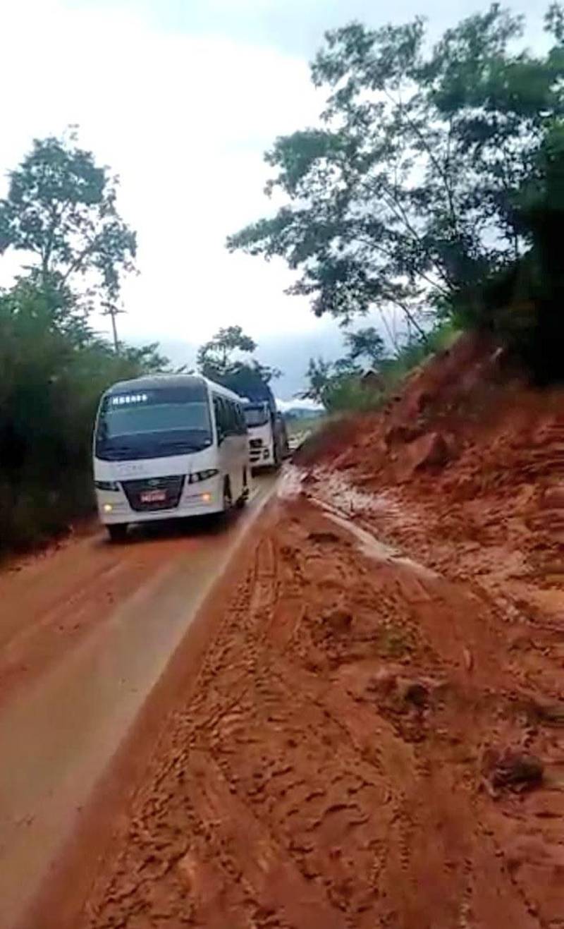 Após as fortes chuvas que têm prejudicado o acesso e a trafegabilidade em algumas rodovias do Pará, a Secretaria de Estado de Transporte (Setran) já identificou e iniciou as ações para recuperar a trafegabilidade das vias. O monitoramento da Secretaria é contínuo e acontece em mais de 7.000 km para garantir, principalmente, o direito de ir e vir dos cidadãos. Até o momento, sete rodovias estão com problemas. A PA-127 teve a interrupção de uma faixa da via em dois trechos. No Km 1, de Igarapé-Açu a Maracanã e no Km 16, da BR-316 a São Domingos do Capim. A interrupção ocorreu após o rompimento das cabeceiras dos bueiros de drenagem. No local, ações emergenciais estão sendo planejadas. Na PA-380, do trecho da BR-361 a Bonito, uma tubulação elevou parte da pista, que foi interrompida, funcionando apenas uma faixa. A situação será analisada para realizar o planejamento da intervenção. Há risco de rompimento total da pista, que encontra-se sinalizada no local de interdição. Na foto, PA-275.

FOTO: ASCOM / SETRAN
DATA: 12.04.2018
PARAGOMINAS - PARÁ <div class='credito_fotos'>Foto: ASCOM SETRAN   |   <a href='/midias/2018/originais/ce37f618-2c80-4518-b447-e739a88a35c9.jpg' download><i class='fa-solid fa-download'></i> Download</a></div>