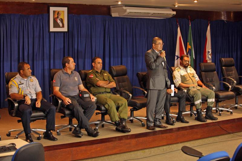 Foi iniciada, ainda na noite da segunda-feira (9), uma operação de reforço policial nas ruas da capital paraense e dos demais municípios da Região Metropolitana de Belém (RMB). O maior efetivo nas ruas foi colocado logo após as mortes registradas ao longo daquele dia. As investigações iniciaram e as vítimas já foram identificadas. Além disso, uma sala de situação foi implantada no Centro Integrado de Operações (Ciop) para traçar e definir metas para as operações, comandada pela Secretaria de Estado de Segurança Pública e Defesa Social (Segup). Essas informações foram divulgadas na terça-feira (10) em coletiva de imprensa, na sede da Delegacia Geral da Polícia Civil, em Belém. Entre as 13 mortes registrados na segunda-feira está a do policial militar Joaquim Nunes Silva. Os outros 12 eram civis e apenas um ainda não foi identificado ainda. E 9 dos 12 civis têm passagem pela polícia.
FOTO: SIDNEY OLIVEIRA / AG. PARÁ
DATA: 10.04.2018
BELÉM - PARÁ <div class='credito_fotos'>Foto: Sidney Oliveira/Ag. Pará | <a href='/midias/2018/originais/ce3c66c6-7d6c-4ce5-aa2e-c544c4da509d.jpg' download><i class='fa-solid fa-download'></i> Download</a></div>