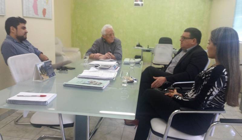 Reforçar a parceria para avançar nos projetos e ações de campo foi o resultado da reunião desta quarta-feira, 20, na sede da Empresa de Assistência Técnica e Extensão Rural (Emater), entre o órgão e a Secretaria de Desenvolvimento Agropecuário e da Pesca (Sedap). O presidente da Emater, Daniel Lopes (c), que participou da reunião juntamente com o titular da Sedap, João Carlos Ramos (d), que estava acompanhado do diretor de Agricultura Familiar do órgão, Allan Pombo (e), e da chefe de gabinete, Carol Quemel (d).
FOTO: ASCOM SEDAP
DATA: 20.06.2018
MARITUBA - PARÁ <div class='credito_fotos'>Foto: Ascom Sedap | <a href='/midias/2018/originais/ce4c8d9d-d14a-4894-a48c-f30e508e0ab7.jpg' download><i class='fa-solid fa-download'></i> Download</a></div>
