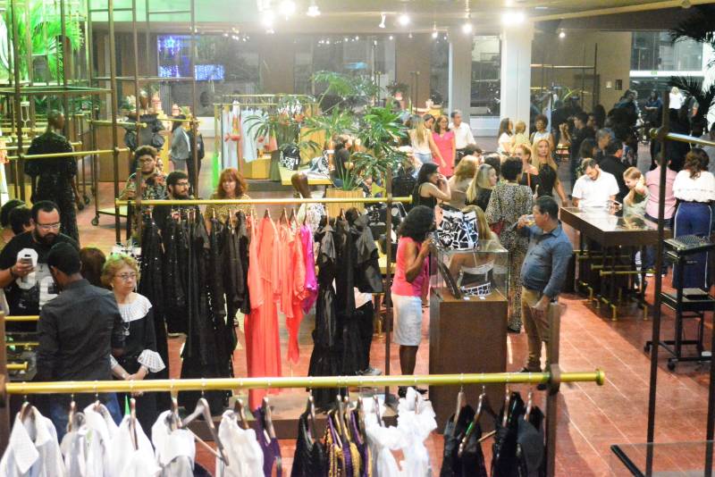 Autoridades, designers, empreendedores criativos e público em geral participaram do lançamento da nova Coleção de Produtos de Moda 2018/2019 e reinauguração (foto) do espaço comercial do Espaço São José Liberto (ESJL). Na ocasião, também foi exibido um fashion-film com direção artística de André Lima para apresentar as peças da nova coleção.

FOTO: ASCOM IGAMA / ESJL
DATA: 06.12.2018
BELÉM - PARÁ <div class='credito_fotos'>Foto: ASCOM IGAMA   |   <a href='/midias/2018/originais/ce511b10-3daf-41e9-875e-2dd383e25547.jpg' download><i class='fa-solid fa-download'></i> Download</a></div>