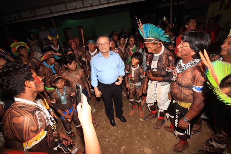 Uma caminhada pelas principais ruas de São Félix do Xingu foi o ponto alto da programação da Semana dos Povos Indígenas nesta quarta-feira (18). Os índios se concentraram em frente à Secretaria Municipal de Cultura, entoando cantos de guerra e dançando na luta por direitos. Uma das principais reivindicações é a retomada de territórios e a gestão ambiental dessas áreas. Durante a passeata, caciques se revezavam proferindo palavras de ordem, enquanto todos seguiam em cadência rumo à Praça do Triângulo, onde ocorre grande parte das atividades. A passeata foi também um protesto contra a exoneração de Franklimberg Ribeiro de Freitas da presidência da Fundação Nacional do Índio (Funai). Ele teria sido demitido pelo presidente Michel Temer a pedido de deputados da bancada ruralista, em Brasília. Na foto, o vice-governador Zequinha Marinho, que compareceu ao evento.
FOTO: RODOLFO OLIVEIRA / AG. PARÁ
DATA: 18.04.2018
SÃO FÉLIX DO XINGU - PARÁ <div class='credito_fotos'>Foto: Rodolfo Oliveira/Ag. Pará | <a href='/midias/2018/originais/ce57ea08-5569-4cf9-a8b4-801fe3b2ed85.jpg' download><i class='fa-solid fa-download'></i> Download</a></div>