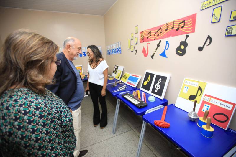 "Hoje vim para uma agenda de inauguração, mas vivi uma experiência de amor, que emana em cada ação dos alunos, professores, direção e de cada um que faz parte desta escola que se torna tão especial porque tem alma". A declaração foi feita pelo governador Simão Jatene (foto), nesta terça, 27, durante a inauguração da obra de reforma e ampliação da Escola Álvares de Azevedo, localizada no Bairro de Batista Campos, em Belém. O governador transformou a inauguração em uma grande confraternização. Passou a tarde na Escola e fez questão de cantar e dançar com os alunos, que expressaram muita gratidão pela obra. Atendendo atualmente 436 alunos, a “Álvares de Azevedo” é uma Unidade Especializada dedicada à educação de estudantes com deficiência visual, e que trabalha nos eixos da educação e da habilitação.
FOTO: MÁCIO FERREIRA / AG. PARÁ
DATA: 27.03.2018
BELÉM - PARÁ <div class='credito_fotos'>Foto: MÁCIO FERREIRA/ AG. PARÁ | <a href='/midias/2018/originais/ce59facd-e7f0-4e20-bfb5-33821647743a.jpg' download><i class='fa-solid fa-download'></i> Download</a></div>