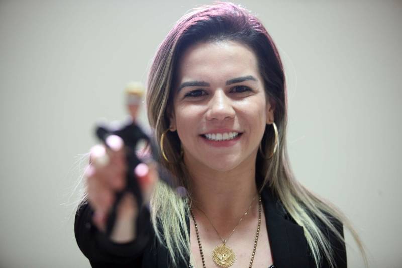 Quando o assunto envolve homens e mulheres, ainda é comum ouvir que a igualdade entre os gêneros esbarra no limite da força física. Fernanda Maués, de 31 anos, vem desmistificar essa máxima e mostrar que isso pode ser um grande mito. Delegada da Divisão Estadual de Narcóticos (Denarc) há dois anos, ela foi a primeira mulher a integrar o grupamento tático da Polícia Civil, o Grupo de Pronto-Emprego (GPE), conhecido por testes físicos de alto nível de dificuldade, que envolvem instruções de patrulhamento e defesa pessoal, rapel, entrada em ambiente confinado, tiro tático, manutenção de armamento, entre outras. Logo no primeiro dia de curso, um grande desafio: se desapegar de um símbolo da vaidade feminina, o cabelo. Em posição de formação, com a mochila nas costas, Fernanda e os outros 14 homens, dois delegados como ela e 12 investigadores, recebiam instrução sobre como seriam aquelas seis semanas. Foi quando ela teve que fazer uma escolha.

FOTO: MARCELO LELIS / AG. PARÁ
DATA: 29.05.2018
BELÉM - PARÁ <div class='credito_fotos'>Foto: Marcelo Lelis / Ag. Pará   |   <a href='/midias/2018/originais/ce6ab533-912b-4d4f-979e-55fd38f5f820.jpg' download><i class='fa-solid fa-download'></i> Download</a></div>