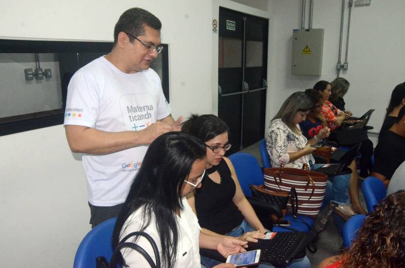 O celular, até então, grande vilão durante as aulas das escolas convencionais, promete ser um grande aliado da educação a partir da capacitação do Sedutec – programa que a Secretaria de Educação do Pará (Seduc), implanta na rede pública de ensino para disseminar o uso das ferramentas do Google para Educação, no âmbito das escolas e da gestão.

FOTO: ELISEU DIAS / ASCOM SEDUC
DATA: 25.05.2018
BELÉM - PARÁ <div class='credito_fotos'>Foto: Eliseu Dias / Ascom Seduc   |   <a href='/midias/2018/originais/ce6fa012-f1a2-4c22-9741-bcfd7595e9f0.jpg' download><i class='fa-solid fa-download'></i> Download</a></div>