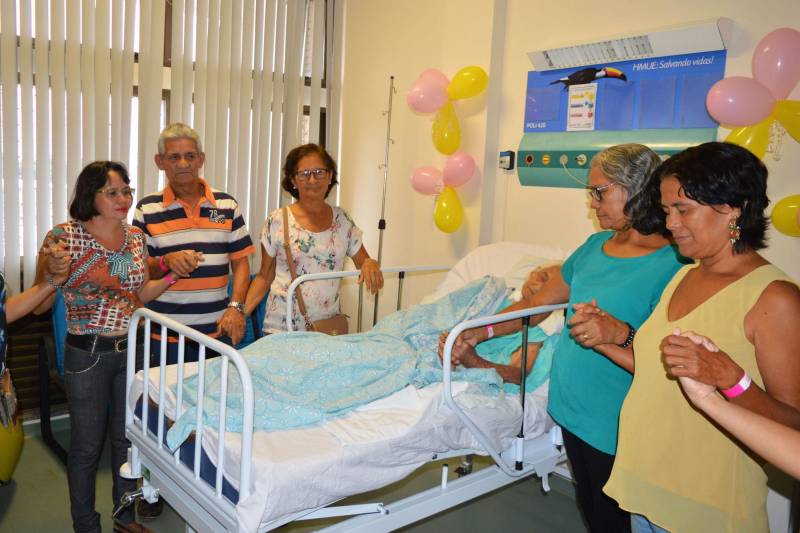 Ser longevo, chegar aos 100 anos e estar com a família é o desejo de muita gente. Mas poucos, de fato, podem fazer isso. Esse é o caso da agricultora aposentada Emirena Correa, que completou um século de vida neste mês, no dia 04. A comemoração foi esta semana. Emirena celebrou a nova idade com a família, em uma pequena cerimônia no Hospital Metropolitano de Urgência e Emergência (HMUE), em Ananindeua, na Região Metropolitana de Belém (RMB) onde se recupera de um acidente doméstico. Na unidade gerenciada pela Pró-Saúde Associação Beneficente de Assistência Social e Hospitalar sob contrato de gestão com a Secretaria de Estado de Saúde Pública (Sespa), a aposentada ganhou o carinho das netas e dos filhos. Com a ajuda das profissionais do setor de Psicossocial, a família pôde comemorar ao lado de Emirena. Quando jovem, a agricultora e o marido eram responsáveis pela plantação de alimentos como milho, mandioca e arroz em Curuçá, cidade do nordeste paraense.
FOTO: ASCOM / HMUE
DATA: 10.03.2018
BELÉM - PARÁ <div class='credito_fotos'>Foto: ASCOM HMUE | <a href='/midias/2018/originais/ce74333e-bd99-49dc-98d6-e38e0accdf97.jpg' download><i class='fa-solid fa-download'></i> Download</a></div>