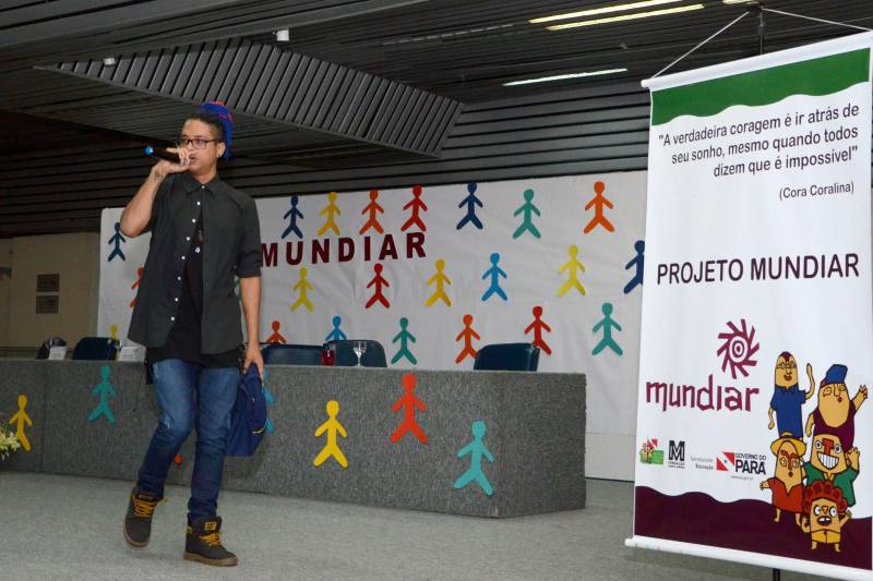A Secretaria de Estado de Educação (Seduc) promove nesta terça (13) e quarta-feira (14), no auditório do Centro de Convenções Ismael Nery, do Centur, em Belém, a I Jornada Pedagógica do projeto Mundiar, que combate a distorção idade/ série no Pará. Dirigido a professores, técnicos, diretores e gestores de Unidades Seduc na Escola (USEs) e Unidades Regionais de Educação (UREs), o evento marca o início dos trabalhos em 2018 e os cinco anos de existência do programa na rede pública estadual. Ao longo desse período, cerca de 56 mil alunos foram atendidos em todo o Estado. A secretária adjunta de Planejamento e Gestão da Seduc, Mariléa Sanches, ressaltou a importância do projeto Mundiar para a rede. Parceria com a Fundação Roberto Marinho, no escopo do Pacto pela Educação, o projeto nasceu em 2014, quando as primeiras turmas do ensino médio e do fundamental foram formadas. “O Mundiar é uma das prioridades da Secretaria de Educação, pois sabemos que embora tenha havido, nos últimos anos, uma grande redução na distorção idade/ série no Estado, os índices ainda são preocupantes”, ressaltou. Na foto, o estudante Rodrigo Oliveira, 18 anos.
FOTO: ELISEU DIAS / ASCOM SEDUC
DATA: 13.03.2018
BELÉM - PARÁ <div class='credito_fotos'>Foto: Eliseu Dias / Ascom Seduc | <a href='/midias/2018/originais/ce777847-f840-488f-b3d5-d9246cafbbb5.jpg' download><i class='fa-solid fa-download'></i> Download</a></div>