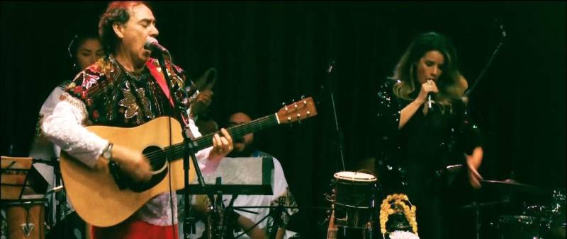 A trajetória artística do cantor e compositor Toni Soares é tema do documentário "Caminhando com Toni Benedito Soares" (foto), que será lançado nesta sexta-feira (14), no 1º Festival Curta Bragança. A produção da Cultura Rede de Comunicação será exibida no dia 21 de dezembro, às 17h30, pela TV Cultura do Pará. O documentário tem ponto de partida a relação de Toni Soares com a cena cultural de uma Belém dos anos 80, apresentando seu envolvimento com grupos teatrais e experimentos cinematográficos. A produção rememora a passagem do artista por um dos grupos mais emblemáticos da música paraense: o Arraial do Pavulagem. Neste movimento, o filme também resgata a relação do músico com o reggae, ritmo do qual foi um grande divulgador por meio do programa radiofônico Sunsplash Radio Reggae, na Rádio Cultura FM, na qual o bragantino também realizou importante trabalho de registro e cartografia de grupos musicais no interior do Pará. 

FOTO: REPRODUÇÃO / TV CULTURA DO PARÁ
DATA: 12.12.2018
BELÉM - PARÁ <div class='credito_fotos'>Foto: REPRODUÇÃO / TV CULTURA   |   <a href='/midias/2018/originais/ce7c59b6-77a5-4cd5-8b1f-befd2db0757a.jpg' download><i class='fa-solid fa-download'></i> Download</a></div>