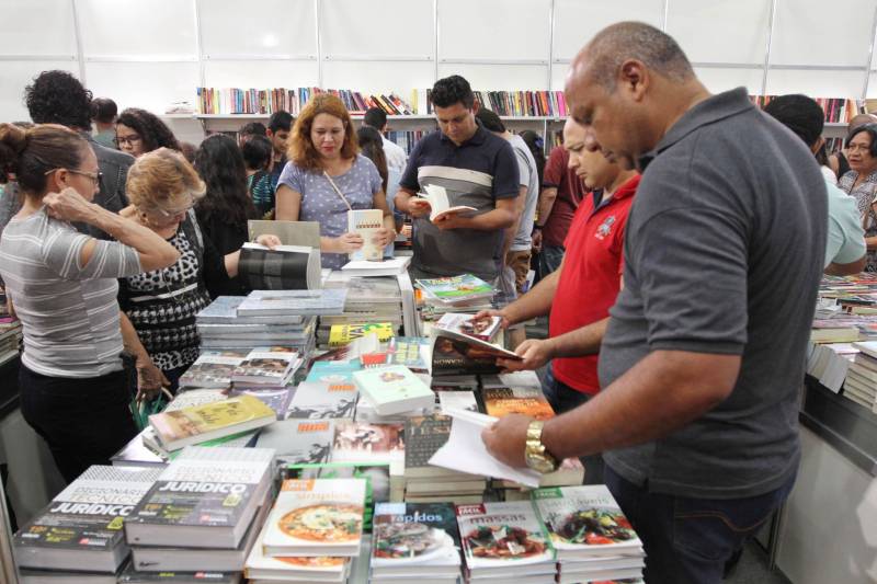 Uma programação extensa e diversificada marcou a abertura das atividades da XXII Feira Pan-Amazônica do Livro (foto) neste sábado (2), no Hangar – Centro de Convenções e Feiras da Amazônia, em Belém. Um grande público compareceu no primeiro dia, aproveitando as atrações culturais e as exposições nos estandes de livros.

FOTO: CRISTINO MARTINS / AG. PARÁ
DATA: 02.06.2018
BELÉM - PARÁ <div class='credito_fotos'>Foto: Cristino Martins/Ag. Pará   |   <a href='/midias/2018/originais/ce8453e7-9b34-46c5-ba34-9274e3b0087b.jpg' download><i class='fa-solid fa-download'></i> Download</a></div>