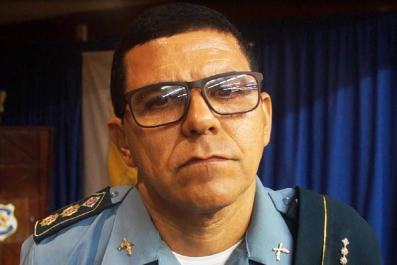 As Polícias Civil e Militar apresentaram, nesta terça-feira (29), em entrevista coletiva na Delegacia Geral, em Belém, informações sobre as prisões de oito pessoas, entre elas dois policiais militares e um guarda municipal, por envolvimento na tentativa de furto mediante arrombamento de uma agência bancária, no município de Benevides. As prisões em flagrante foram realizadas por policiais militares, na madrugada de segunda-feira (28), por volta de 3 horas, em uma barreira policial, na rodovia BR-316, município de Marituba. Os presos foram conduzidos à Divisão de Repressão ao Crime Organizado (DRCO), onde foram autuados pelos crimes de associação criminosa, tentativa de furto qualificado, porte ilegal de arma de fogo e uso de documento falso. Com os presos, foram apreendidos materiais usados em arrombamentos e em corte de cofres e caixas eletrônicos, como cilindro de oxigênio, botijão de gás e mangueira usados em maçarico, além de ferramentas como furadeira e serra elétrica, colete balístico, luvas, máscara de oxigênio, entre outros equipamentos. Na foto, o tenente coronel Osvaldo Junior, da Corregedoria do Comando de Missões Especiais da Polícia Militar do Pará.
FOTO: ASCOM / POLÍCIA CIVIL
DATA: 29.05.2018
BELÉM - PARÁ <div class='credito_fotos'>Foto: Ascom / Polícia Civil | <a href='/midias/2018/originais/ce864e79-080e-4f5a-b8db-1cc75efd6c3f.jpg' download><i class='fa-solid fa-download'></i> Download</a></div>