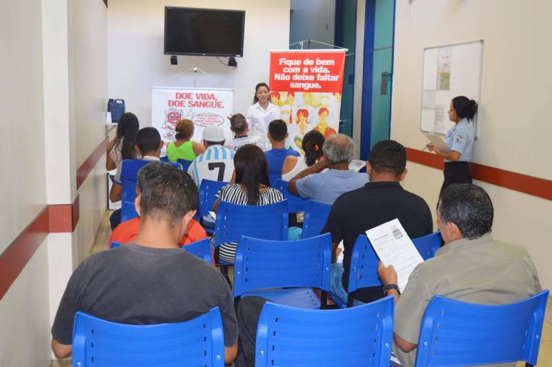 Durante os 22 dias que ficou internado na Unidade de Terapia Intensiva do Hospital Metropolitano de Urgência e Emergência (HMUE), o pintor Jarbas Costa recebeu quatro transfusões de sangue. A solidariedade de quem doa sangue na Fundação Centro de Hemoterapia e Hematologia do Pará (Hemopa) ajuda a salvar vidas de pessoas como a do pintor. Mas é preciso sensibilizar constantemente a população para a importância deste ato tão nobre. Por isso, a equipe de Humanização do HMUE promoveu uma roda de conversa (foto) nesta quinta-feira (14), com usuários do ambulatório de retorno da unidade. A data marca o Dia Mundial do Doador de Sangue.
FOTO: ASCOM / HMUE
DATA: 14.06.2018
BELÉM - PARÁ <div class='credito_fotos'>Foto: ASCOM HMUE | <a href='/midias/2018/originais/ce88034d-ad16-4ba8-854c-0953b2017be3.jpg' download><i class='fa-solid fa-download'></i> Download</a></div>