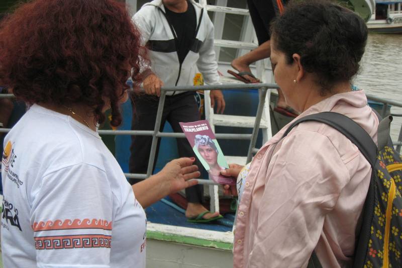 Socorro Silva (e), coordenadora de Mobilização Social da Sespa, orienta mulheres no cais da Feira do Açaí, em Belém, a prender os cabelos em caso de viajarem em barcos sem proteção do eixo, que são mais suscetíveis a provocar acidentes com escalpelamento.
FOTO: MOZART LIRA / ASCOM SESPA
DATA: 08.02.2018
BELÉM - PARÁ <div class='credito_fotos'>Foto: MOZART LIRA / ASCOM SESPA | <a href='/midias/2018/originais/ce8eda47-b75d-48b1-b086-bc3154559870.jpg' download><i class='fa-solid fa-download'></i> Download</a></div>