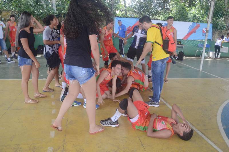 A etapa regional dos Jogos Estudantis Paraenses (Jeps), realizada de 16 a 19 de maio, no município de Igarapé-Açu, no nordeste do Estado, selecionou os times que vão disputar a etapa estadual, em junho, em Belém. Depois dos quatro dias de disputas, Castanhal foi apontada como a delegação que levará para a próxima etapa o maior número de times.
FOTO: RAI PONTES / ASCOM SEDUC
DATA: 20.05.2018
IGARAPÉ-AÇU - PARÁ <div class='credito_fotos'>Foto: Rai Pontes/Ascom Seduc | <a href='/midias/2018/originais/ce941c2d-629c-449e-a238-368e98a639b2.jpg' download><i class='fa-solid fa-download'></i> Download</a></div>