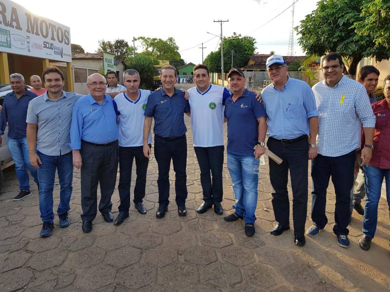 O município de Sacupaia, na região de Carajás foi um dos benefícios a receber uma série de benefícios do governo do Pará neste final de semana. Na Câmara Municipal dos Vereadores, representando o governador do Estado, o secretário regional Jorge Bittencourt, assinou a ordem de serviço para pavimentação asfáltica de quatro quilômetros na cidade, um investimento de R$ 2.031. 350, 76. “Estivemosem Parauapebas entregando a Estação Cidadania, que é uma unidade com 11 órgãos oferecendo serviços de forma integrada, o atendimento a população. Agora em Sapucaia, no evento na câmara municipal escutamos a população e entregamos 4 km de asfalto, com isso o município vai ficar com 100% das ruas pavimentadas. Nesse processo de integração do Estado, o Pará se diferencia de outros estados, que no momento de crise, responde com investimento. Caminhando com o parlamento estadual e o poder o público municipal, estamos trabalhando as nossas 39 prefeituras da mesorregião sudeste, fortalecendo a infraestrutura desses municípios”, concluiu o secretário.
FOTO: KÉLIA SANTOS / ASCOM CRGSP
DATA: 18.05.2018
SAPUCAI - PARÁ <div class='credito_fotos'>Foto: KÉLIA SANTOS / ASCOM CRGSP | <a href='/midias/2018/originais/ce9e0575-3cc9-4774-807d-a06422c7680a.jpg' download><i class='fa-solid fa-download'></i> Download</a></div>