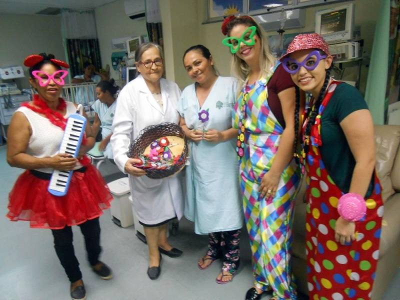 No Hospital Regional do Sudeste do Pará - Dr. Geraldo Veloso (HRSP), em Marabá (PA), o movimento nas enfermarias vai além de profissionais da assistência. Os pacientes também recebem cuidado especial dos integrantes do Programa de Voluntariado, por meio de atividades como musicoterapia e risoterapia. Neste mês, a unidade quis retribuir a dedicação dessas pessoas e homenageá-las durante a II Convenção dos Voluntários. Durante a programação, os participantes receberam cartas e assistiram a depoimentos de pacientes, acompanhantes e colaboradores gratos pelo tempo que os voluntários dedicam à atividade na unidade. Na foto, projeto de Musicoterapia.

FOTO: ASCOM / HRSP
DATA: 02.06.2018
MARABÁ - PARÁ <div class='credito_fotos'>Foto: ASCOM HRSP   |   <a href='/midias/2018/originais/ceabef02-532f-44a4-b153-3d4236382d72.jpg' download><i class='fa-solid fa-download'></i> Download</a></div>