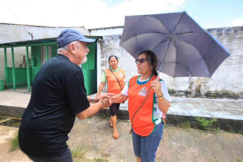 O governador Simão Jatene (camisa preta e boné) está no município de Bragança, nordeste do Estado, neste sábado (19), para visitar algumas das localidades atingidas pelas enchentes provocadas pelas chuvas do início da semana. A Defesa Civil Estadual está articulando as secretarias de Estado para atender às pessoas afetadas pelos alagamentos. Até o momento são três famílias desabrigadas e mais de três mil pessoas afetadas, principalmente na comunidade de Maranhãozinho. A prefeitura decretou estado de alerta. Uma sala de situação foi montada no município para o gerenciamento das ações que atendem às famílias.
FOTO: RODOLFO OLIVEIRA / AG. PARÁ
DATA: 19.05.2018
BRAGANÇA - PARÁ <div class='credito_fotos'>Foto: Rodolfo Oliveira/Ag. Pará | <a href='/midias/2018/originais/ceaf54c9-e23c-4081-a636-d81cd9f93cb7.jpg' download><i class='fa-solid fa-download'></i> Download</a></div>