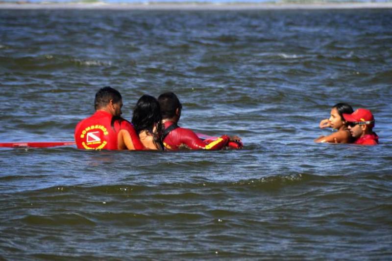 Ações de prevenção, busca e salvamento, além de atendimento pré-hospitalar, continuam sendo realizadas por militares do Corpo de Bombeiros do Pará, dentro da Operação Carnaval 2018. No último domingo (11), em Salinópolis, no nordeste paraense, os guarda-vidas registraram o princípio de afogamento de duas adolescentes, na Praia do Maçarico. Quando a vítima engole água e tosse muito, o fato é classificado pelos bombeiros como afogamento de grau 1. No salvamento das jovens, os bombeiros contaram com a ajuda de um banhista, que estava em um caiaque. Após o atendimento inicial, as vítimas foram encaminhadas ao hospital mais próximo.
FOTO: ASCOM / CBMP
DATA12.02.2018
SALINÓPOLIS - PARÁ <div class='credito_fotos'>Foto: Ascom CBMPA | <a href='/midias/2018/originais/ceb03dcb-b620-41c0-bdd7-88d190db205b.jpg' download><i class='fa-solid fa-download'></i> Download</a></div>