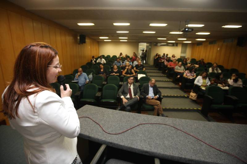 O contexto nacional, no que tange à segurança pública, é problemático, segundo José Alberto Colares, titular da pasta de planejamento estadual, na abertura do Café com Planejamento, programa mensal de formação continuada da Secretaria de Estado de Planejamento (Seplan), que vem se constituindo como referência em relação à discussão e reflexão de políticas públicas e que teve como tema de sua 50ª edição “Avaliação do impacto dos indicadores sociais nos índices de homicídios no Estado do Pará”. O assunto foi apresentado pela diretora do Núcleo de Gestão por Resultados da Secretaria de Estado de Segurança Pública e Defesa Social (Segup), Eugênia Andrade (foto).
FOTO: SIDNEY OLIVEIRA / AG. PARÁ
DATA: 04.04.2018
BELÉM - PARÁ <div class='credito_fotos'>Foto: Sidney Oliveira/Ag. Pará | <a href='/midias/2018/originais/ceb3a401-5c68-43d1-9ce4-93fb57f02068.jpg' download><i class='fa-solid fa-download'></i> Download</a></div>