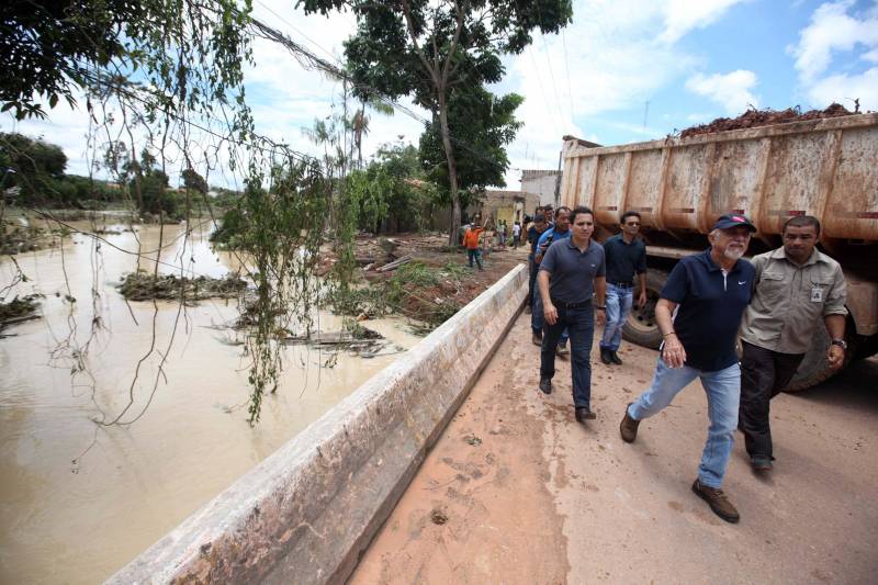 O Governador do Pará, Simão Jatene, esteve durante esta sexta-feira (13) no município de Paragominas. Além de visitar as áreas afetadas pela enxurrada que ocorreu na madrugada da quinta-feira (12), ele conversou com moradores atingidos, reuniu com autoridades municipais, secretários de estado, com o Corpo de Bombeiros e a Defesa Civil para traçar as metas e ações a serem cumpridas para restabelecer a normalidade na cidade. A forte enxurrada, que durou toda a madrugada, alagou cerca de 40% da cidade e atingiu 350 famílias. Até o momento, 13 locais foram adequados para funcionar como abrigo, entre escolas, associações, ginásios, entre outros, para receber desabrigados e desalojados.

FOTO: SIDNEY OLIVEIRA / AG. PARÁ
DATA: 13.04.2018
PARAGOMINAS - PARÁ <div class='credito_fotos'>Foto: Sidney Oliveira/Ag. Pará   |   <a href='/midias/2018/originais/ceb8f6eb-17a4-4348-984f-cbfc989aa178.jpg' download><i class='fa-solid fa-download'></i> Download</a></div>
