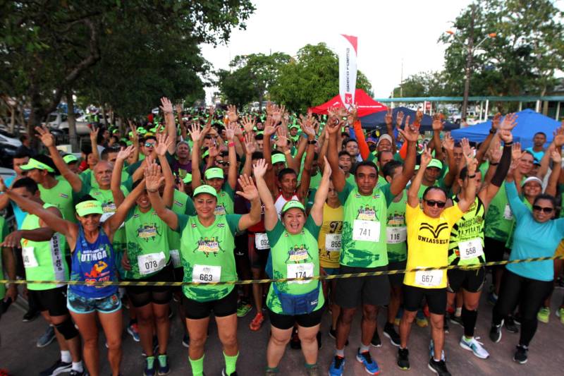 A sétima edição da Corrida e Caminhada do Servidor Público (foto), realizada no Parque do Utinga na manhã desde sábado, 10, reuniu mais de mil servidores do Governo do Pará com o objetivo de promover a saúde e a qualidade de vida. E foi com inspiração nesses dois pilares do evento que Renato Alves e Adriana Lima levaram, mais uma vez, o primeiro lugar do masculino e feminino da competição. Em sete anos de evento, a cabo do Corpo de Bombeiros Adriana Lima chegou em primeiro lugar 4 vezes. Em 2017, ela foi impedida de participar devido uma lesão no tornozelo causada por um acidente, mas esse ano se preparou com treinos pesados na areia, para ganhar força muscular. “Médicos disseram que eu nunca mais correria e ano passado eu fui assistir e chorei por não participar, mas esse ano eu vim para ganhar. Meu lema é lutar sempre desistir jamais”, disse a tetracampeã.
FOTO: CRISTINO MARTINS / AG. PARÁ
DATA: 10.11.2018
BELÉM - PARÁ <div class='credito_fotos'>Foto: Cristino Martins/Ag. Pará | <a href='/midias/2018/originais/cebedd00-39b7-42ee-ad13-ee5a8e6b0ca2.jpg' download><i class='fa-solid fa-download'></i> Download</a></div>