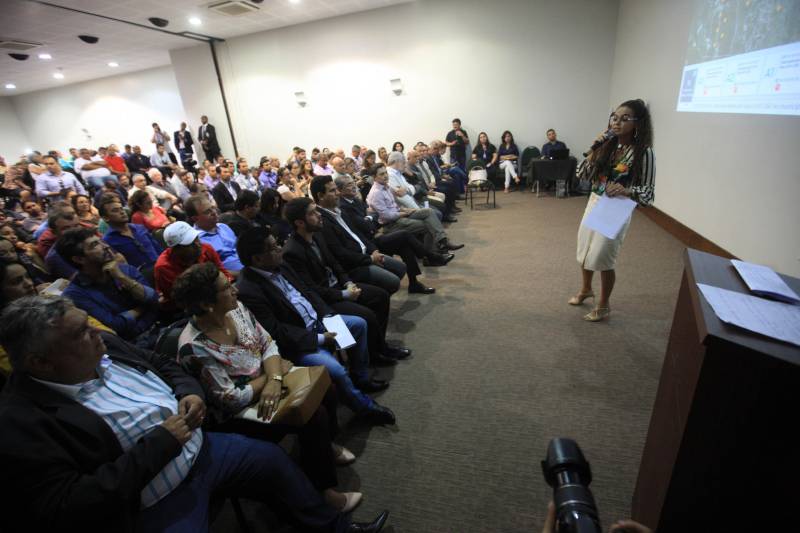 Objetivando reduzir o desmatamento em todo o Pará e aumentar a área inserida no Cadastro Ambiental Rural (CAR), o governo do Estado entregou, nesta quinta-feira (22), a gestores de 60 municípios, diversos equipamentos para dar apoio nas ações de fiscalização ambiental que são executadas pelas secretarias municipais de meio ambiente. Foram distribuídos hoje 68 caminhonetes, 99 notebooks, 21 projetores multimídias e câmeras digitais, somando um investimento de R$88 milhões. Na foto, a secretária de Estado extraordinária de Municípios Sustentáveis, Izabela Jatene.
FOTO: RODOLFO OLIVEIRA
DATA: 22.03.2018
BELÉM - PARÁ <div class='credito_fotos'>Foto: Rodolfo Oliveira/Ag. Pará | <a href='/midias/2018/originais/cebf78f7-0246-4845-a3f4-9cb4302b8332.jpg' download><i class='fa-solid fa-download'></i> Download</a></div>