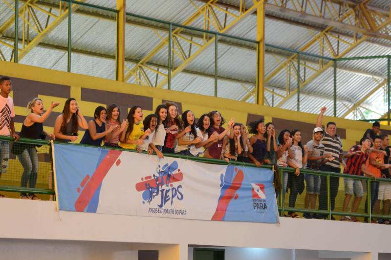 Basquete, futsal, handebol e vôlei são as modalidades disputadas na etapa Carajás, dos Jogos Estudantis Paraenses (Jeps), em Parauapebas, no sudeste do Pará. O primeiro dia de competições, foi na quinta-feira (24), apontou os primeiros finalistas. Os vencedores vão disputar a etapa estadual, em junho, na capital paraense. 

FOTO: FERNANDO NOBRE / ASCOM SEDUC
DATA: 25.05.2018
PARAUAPEBAS - PARÁ <div class='credito_fotos'>Foto: FERNANDO NOBRE/ASCOM SEDUC   |   <a href='/midias/2018/originais/cec234d0-3fae-460b-a8df-2a382d46792a.jpg' download><i class='fa-solid fa-download'></i> Download</a></div>